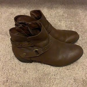 Brown short boots with jewel belt